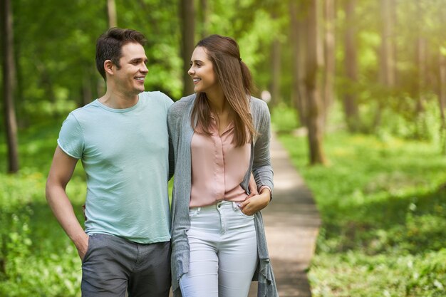 jeune couple se promenant dans le parc