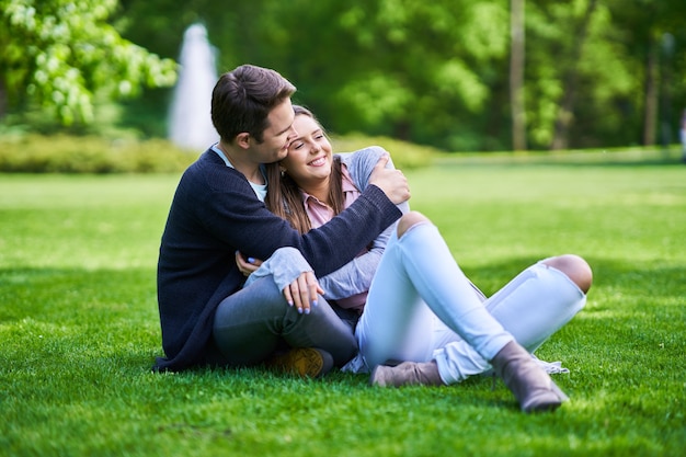 jeune couple se promenant dans le parc