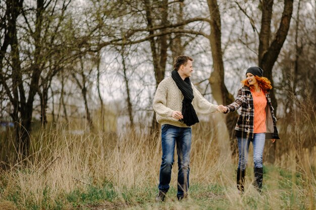 Jeune couple se promène dans la forêt d'automne.