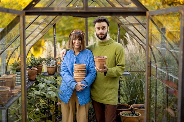 Photo jeune couple en serre au jardin