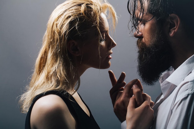 Jeune couple sexy aux cheveux mouillés