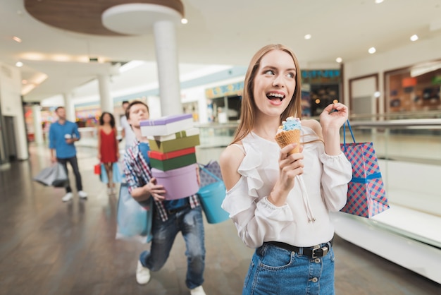 Jeune couple shopping au centre commercial. Vendredi noir.