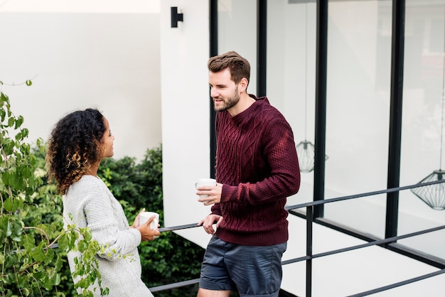 Jeune couple sirotant une boisson chaude ensemble