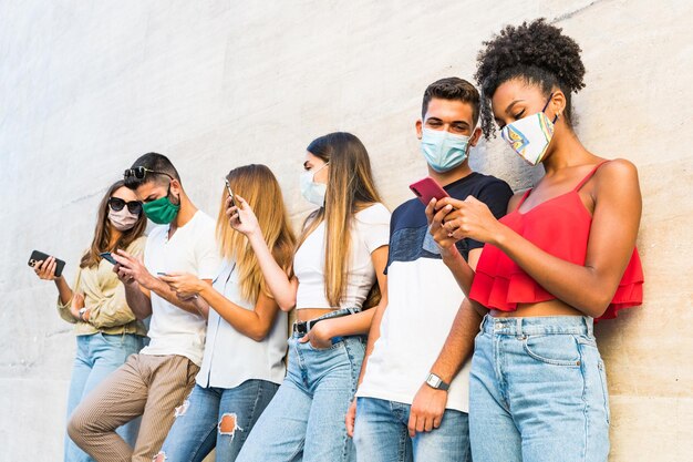 Un jeune couple avec un smartphone à l'extérieur