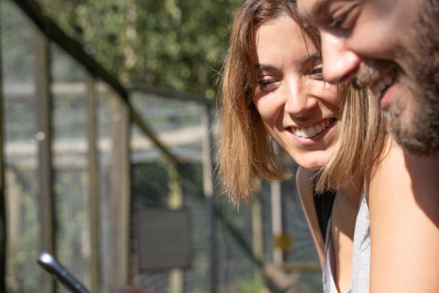 Jeune couple avec un smartphone