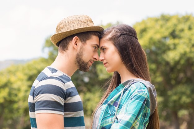 Jeune couple souriant les uns aux autres