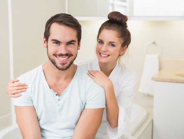 Jeune couple souriant à la caméra