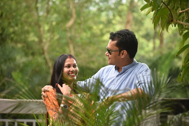 Photo un jeune couple souriant contre les plantes