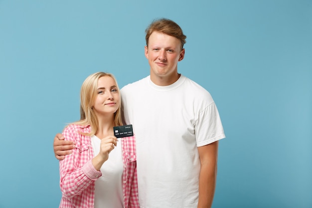 Jeune couple souriant deux amis gars et femme en t-shirts blancs vides roses blancs posant