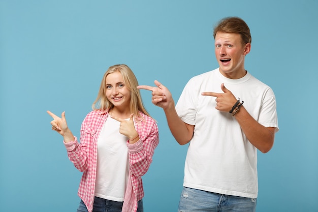 Jeune couple souriant deux amis gars fille en blanc rose vide vide design t-shirts posant