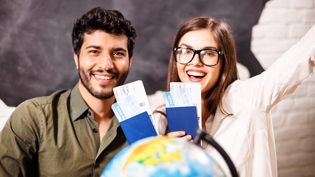 Jeune couple souriant avec le globe