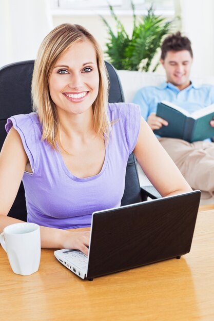 Jeune couple souriant sur ther salon