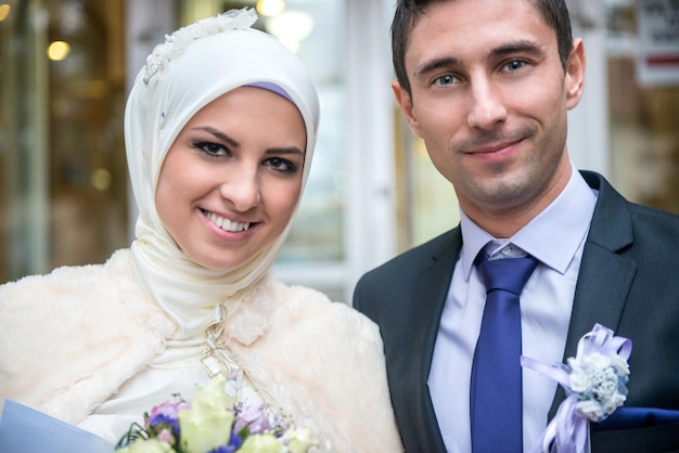 Photo un jeune couple souriant