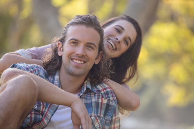 Jeune couple, sourire, dans parc