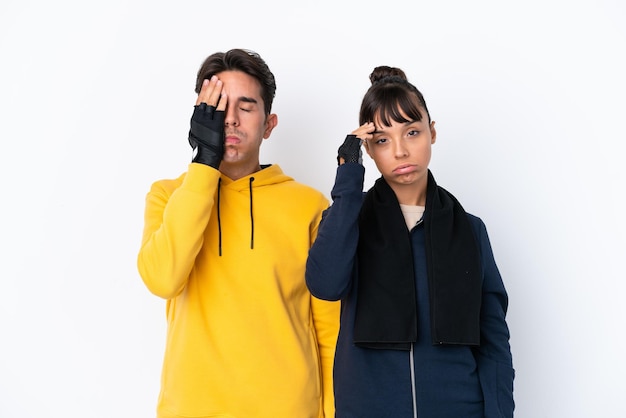 Jeune couple de sport mixte isolé sur fond blanc avec une expression faciale surprise et choquée