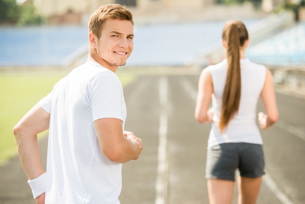 Jeune couple sportif, jogging ensemble.