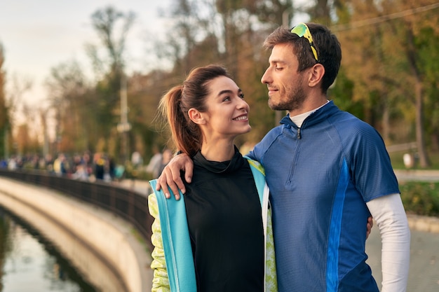 Jeune couple sportif