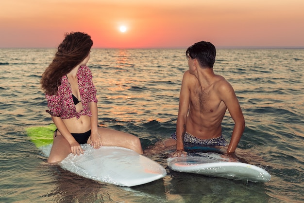 Jeune couple de surfeurs