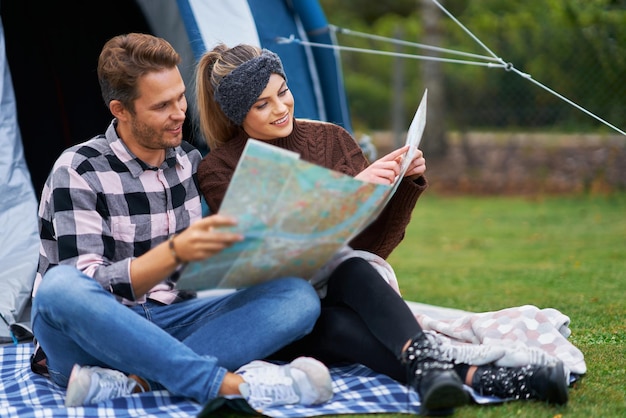 Jeune couple sympa s'amusant sur le camping. Photo de haute qualité