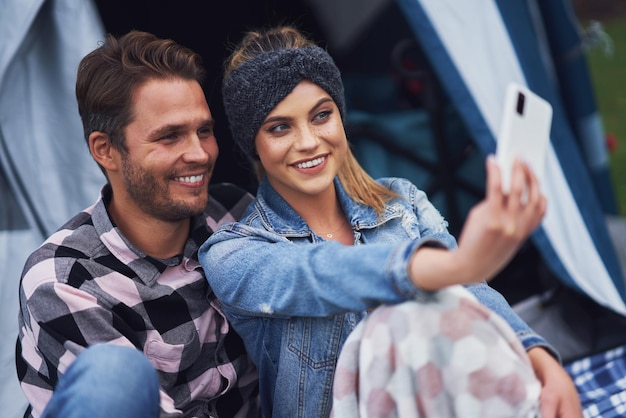 Jeune couple sympa s'amusant sur le camping. Photo de haute qualité