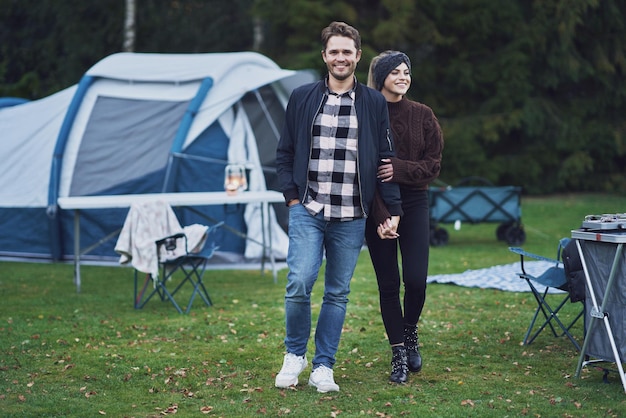 Jeune couple sympa s'amusant sur le camping. Photo de haute qualité