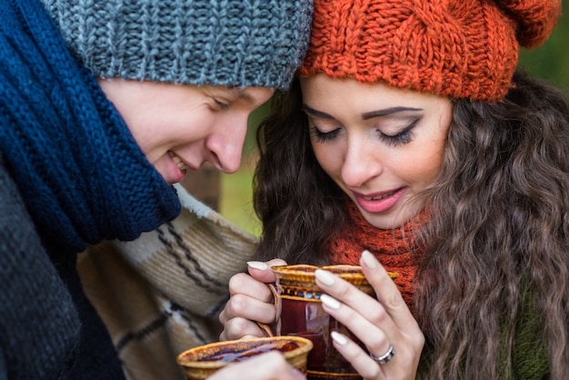 Jeune couple avec une tasse de café