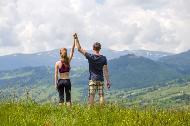 Jeune couple, tenant mains, dehors