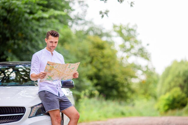 Jeune couple touriste profitant des vacances d'été