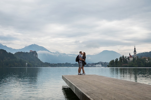 Jeune couple de touristes amoureux sur le lac de Bled Slovénie Temps d'automne en Europe