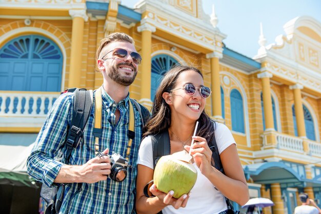 Jeune couple de touristes interraciaux touristes profitant de voyager dans la ville de Bangkok, Thaïlande