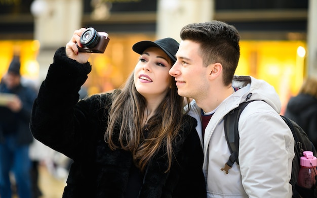 Jeune couple de touristes prenant des photos dans la ville
