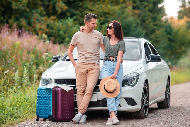 Jeune couple touristique profitant des vacances d'été