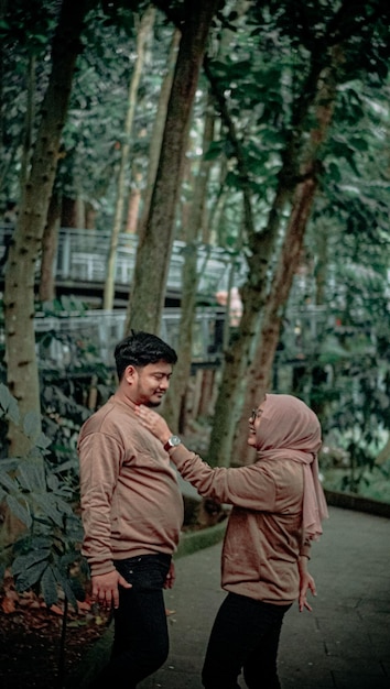 un jeune couple en train de discuter dans un jardin vert