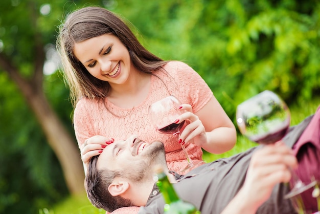 Jeune couple en train de pique-niquer à la campagne