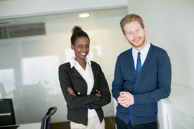 Jeune couple travaillant au bureau