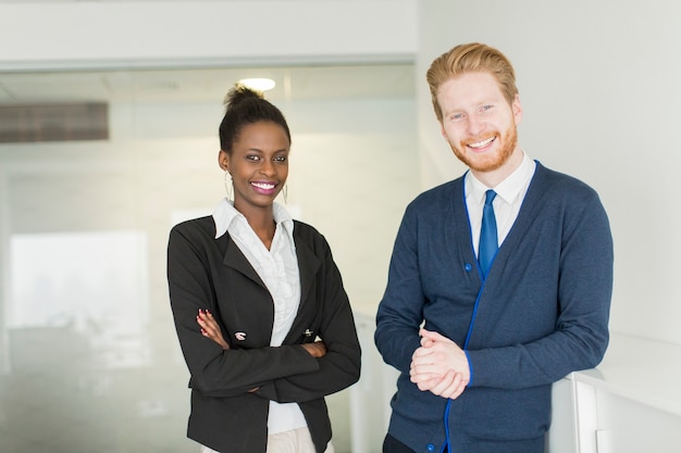 Jeune couple travaillant au bureau