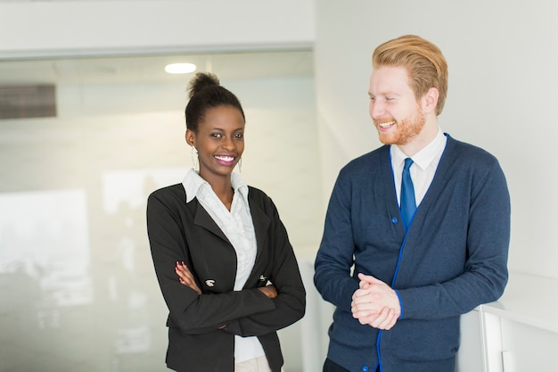 Jeune couple travaillant au bureau