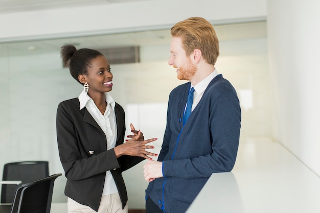 Photo jeune couple travaillant au bureau