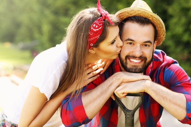 jeune couple travaillant dans le jardin