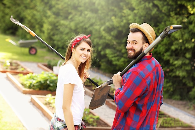 jeune couple travaillant dans le jardin