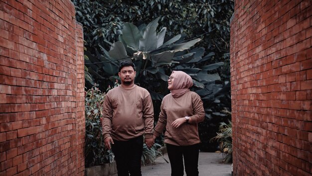 Photo un jeune couple très bien assorti