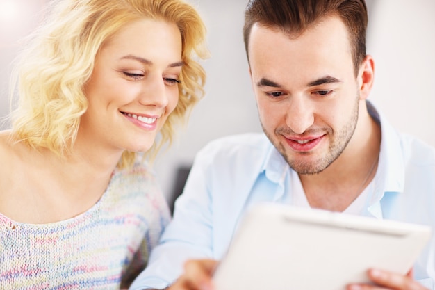 jeune couple utilisant une tablette à la maison