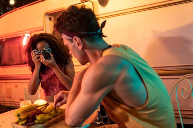 Jeune couple en vacances avec le camping-car. Profiter de la nuit dans la nature. Concept sur les voyages en voiture et le mode de vie en vacances