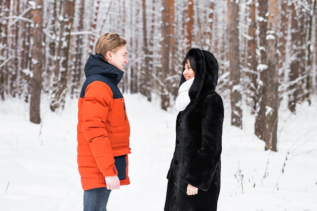 Jeune Couple En Vacances D'hiver. homme et femme dans la nature enneigée