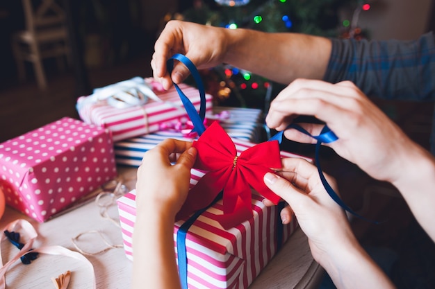 Jeune couple la veille de Noël, emballer des cadeaux.