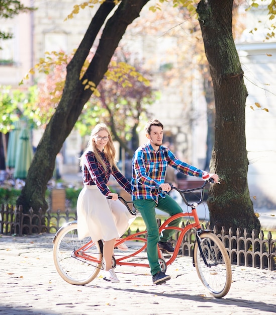 Jeune couple, sur, a, vélo tandem