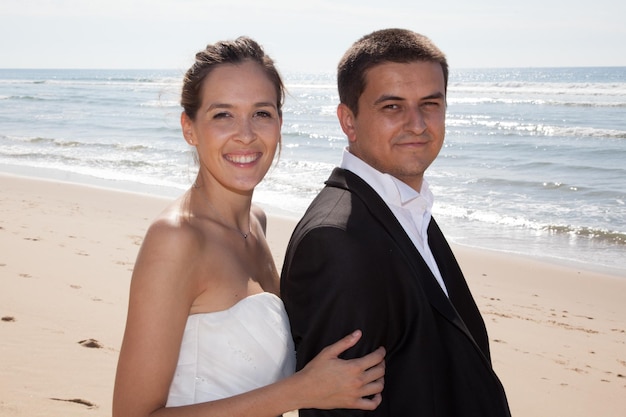 Un jeune couple vient de se marier sur une plage