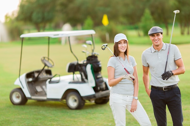 Jeune couple à la voiturette de golf