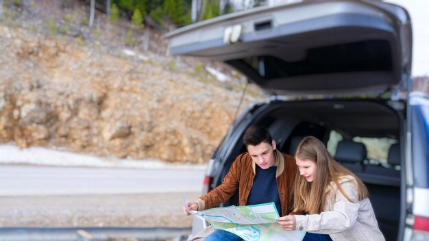 Un jeune couple voyage en voiture le week-end