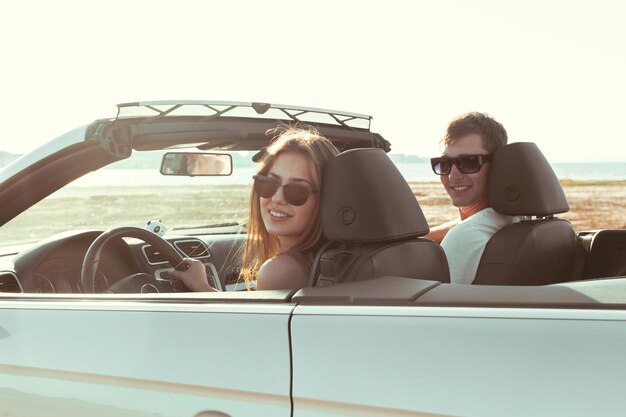 Jeune couple voyageant en voiture